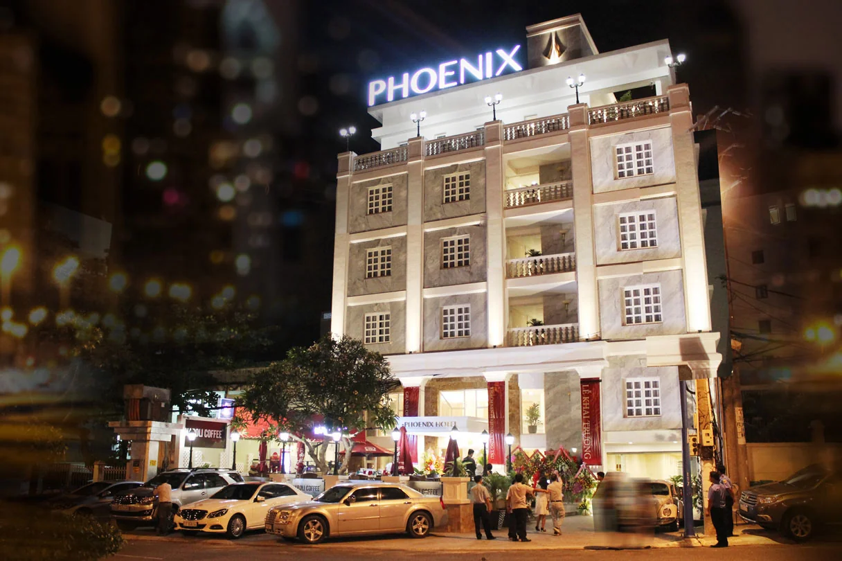 Khách sạn Phoenix về đêm